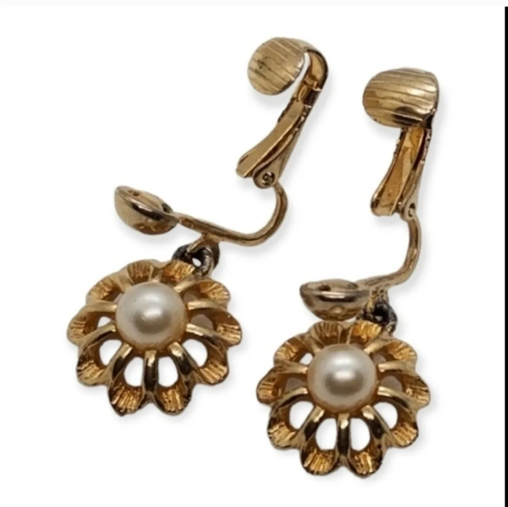AVON VINTAGE GOLDTONED & FAUX PEARL DAISY  DROP CLIP ON EARRINGS